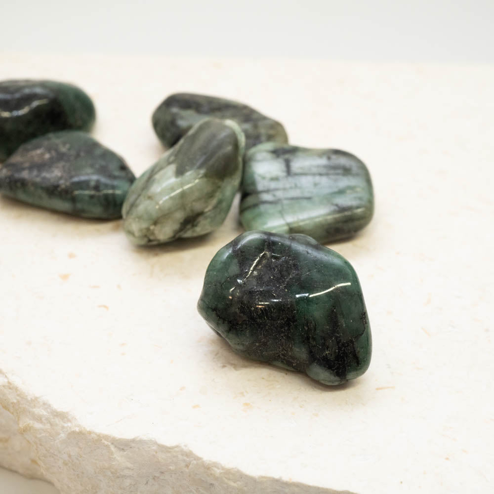 emerald tumbled stones