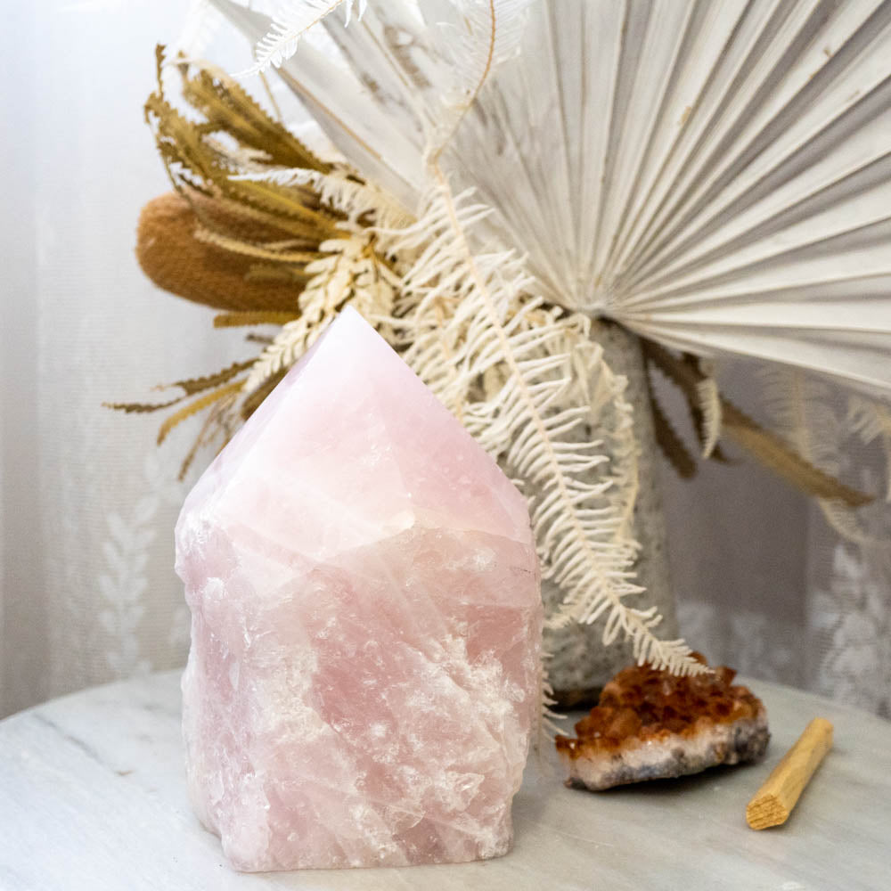 Rose quartz point lamp